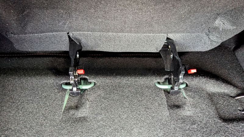 Wenn diese allerdings so weit herausstehen, dass sie das Gepäck beschädigen können, dann hat das Verständnis ein Ende. Auch lassen sich die kleinen und kantigen Hebel nicht gut handhaben. (Bild: Rosenow – VCG)