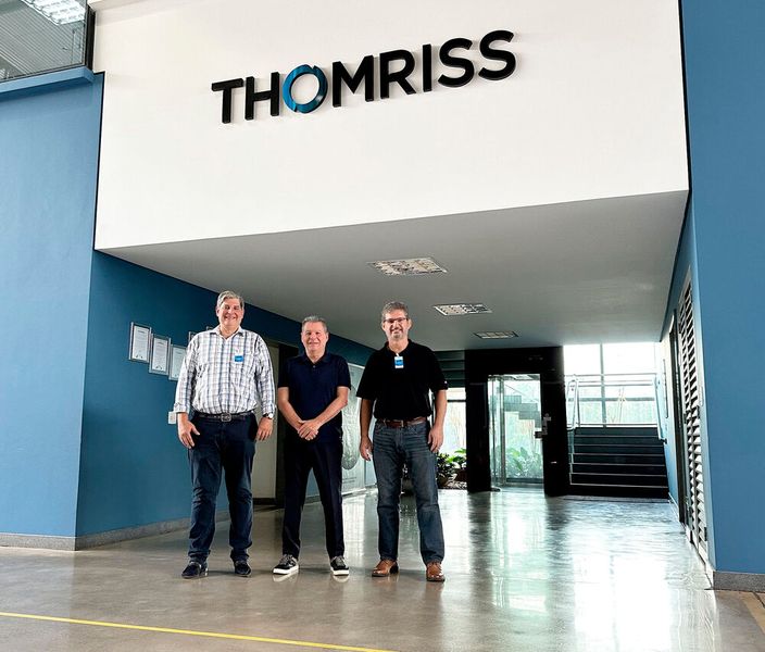 Mehr als eine Kunden-Lieferanten-Beziehung. Von links: Cássio Luis Saltori und sein Chef Tomaz dos Santos von Thomriss und Marcos Cardenal von Wittmann Battenfeld do Brasil, sind seit vielen Jahren mehr als Entwicklungspartner.  (Bild: Wittmann Group)