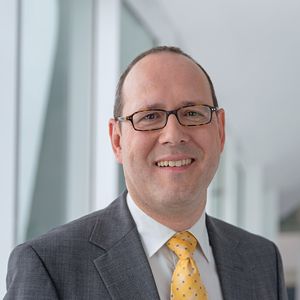 „Sollten sich in der Analyse einseitige oder erhöhte Belastungen herausstellen, so sind primär technische Gestaltungsmaßnahmen zu ergreifen. Etwa der Einsatz von Hebezeugen und Lastmanipulatoren. Oft hilft es schon, am Arbeitsplatz aufzuräumen, um die verfügbare Bewegungsfläche zu erweitern“, erklärt Dr. Martin Braun vom Fraunhofer-IAO.