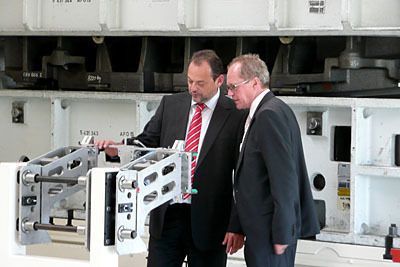 Zwei Spezialisten der Umformtechnik im Fachgespräch: v.l. Klaus Linnig, Geschäftsführer Schuler Pressen in Göppingen und Martin Behles, Geschäftsführer von Schuler Cartec. (Archiv: Vogel Business Media)