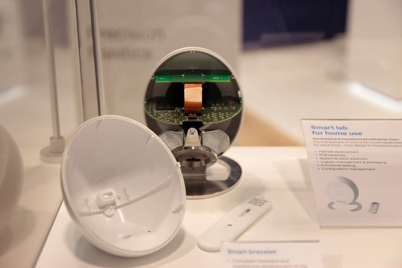 Ein weiteres Exponat am Cicor-Stand war das intelligente Labor. Es ermöglicht eine Blutanalyse von zu Hause aus. (Bild: Breunig – VCG)