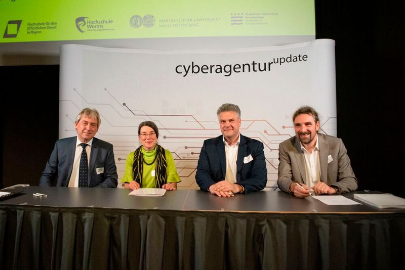 Das KRITIS-Hochsicherheitsprojekt der Cyberagentur geht in die zweite Phase. Mit dabei ist der Forschungsverbund ATTRIBUT, hier beim Projektstart im November 2022 mit Daniel Mayer, kfm. Geschäftsführer der Cyberagentur (2. v. r.), und dem Forschungsdirektor der Cyberagentur Prof. Dr. Christian Hummert (r.) (©Gerrit Tharann / Cyberagentur)