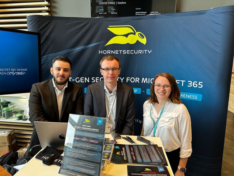 Julia Wagner (smoodi consulting) mit Alexander Spaller und Muhammed Güleryüz (Hornetsecurity). (Bild: Vogel IT-Medien GmbH)