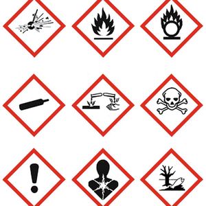 Bild 1: Für die Einstufung und Kennzeichnung von chemischen Stoffen und Gemischen gibt es neue Piktogramme, die sich stark an die des Gefahrguts anlehnen. 