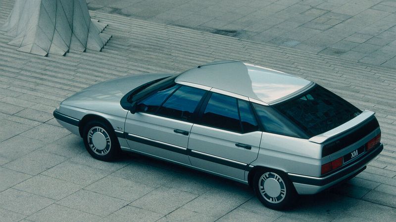Auf die DS und den CX folgte 1989 der XM. Auch er verfügte über die bekannte Hydropneumatik, wobei viele Ausführungen mit der weiterentwickelten Ausführung „Hydractive“ ausgestattet waren. Sie machte den XM zum ersten Serien-Pkw mit elektronisch gesteuertem Fahrwerk. Beim Hydractive-II kann sogar die Federhärte und die Dämpfung in zwei Stufen verstellt werden kann. Dabei wird pro Achse ein zusätzlicher Stickstoffspeicher verwendet. Ein Steuergerät trennt automatisch abhängig von Geschwindigkeit, Lenkradeinschlag, Gaspedalstellung und Bremsdruck die zusätzlichen Speicher mit einem Elektroventil vom System (insbesondere in schnell durchfahrenen Kurven), wodurch die Federung straffer wird. (Bild: Citroen)