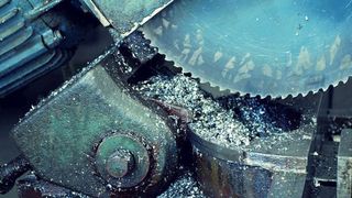 Jetzt geht es mit der Saw Expo wieder zackig aufwärts, denn die Messe Düsseldorf nimmt sich als Veranstalter ihrer an. Neu wird sein, dass die Messe für Säge- und Trenntechnik in jedem ungeraden Jahr im pulsierenden Dreiländereck in Friedrichshafen stattfindet. In geraden Jahren - also ab 2020 wird sie im Rahmen der Tube in Düsseldorf als Pavillon in Erscheinung treten, wie es heißt. Vom 8. bis 11. Juni 2021 ist erstmals Friedrichshafen gesetzt. (totalpics)