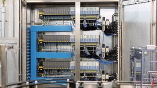 In dem schlanken ATEX-Schaltschrank finden drei Ventilinseln sowie das Siemens-Peripheriesystem für die Ansteuerung Platz. Die Türen sind asymmetrisch geteilt, um Fluchtwege nicht zu versperren.  (Bild: Werner Bennek, Bürkert Fluid Control Systems)