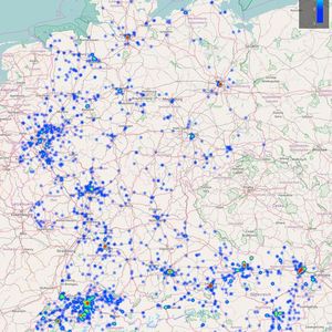 Auf der Karte sind über das Internet erreichbare Geräte abgebildet. Wenn alle Geräte sicher konfiguriert und geschützt wären, würde die Karte keine Punkte anzeigen. Bei der Ermittlung von Standortinformationen über die IP-Adresse sind Ungenauigkeiten systembedingt nicht zu vermeiden. Je dichter das Netzwerk in einer Region ist, desto genauer kann der Standort über die IP-Adresse ermittelt werden. In ländlichen Regionen ist die Standortbestimmung entsprechend größeren Schwankungen unterworfen. Viele Punkte sind nur zu einigen Zeitpunkten sichtbar. Hierbei handelt es sich vielfach um Systeme mit dynamischer IP-Adresse. Ein Springen der Punkte ist auf die verschiedenen Routen zurückzuführen, über welche die Geräte zu den unterschiedlichen Zeitpunkten erreicht werden.
