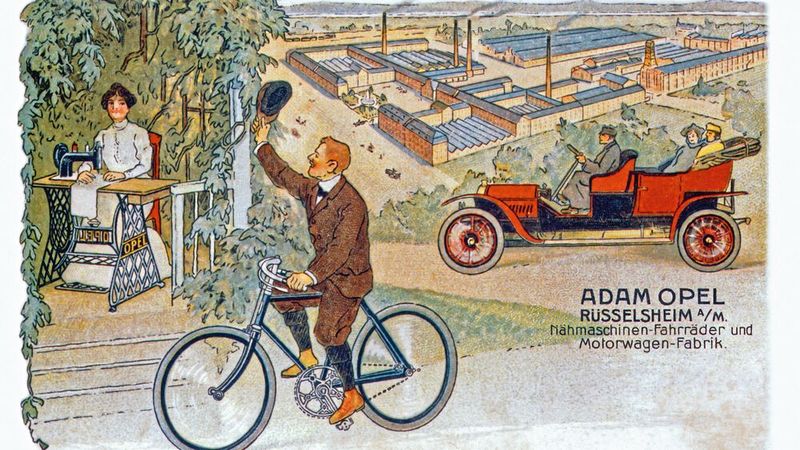 Neben Autos baute Opel zunächst weiterhin auch Nähmaschinen und Fahrräder. Nach einem großen Brand im Opelwerk 1911 beendete das Unternehmen den Bau von Nähmaschinen. In den 1920er-Jahren stieg Opel zum größten Fahrradhersteller der Welt auf. 1936 verkaufte man  die Fahrradproduktion an die NSU Motorenwerke in Neckarsulm. NSU- und Opel-Fahrräder wurden bis etwa 1940 als NSU bzw. NSU-Opel angeboten.  (Bild: Opel Stellantis)