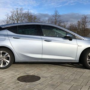 Das reicht aus, um den 4,30 m langen Astra innerhalb von 9,9 Sekunden auf 100 zu beschleunigen. Bei 215 km/h ist Schluss.(Bild:  Seyerlein/»kfz-betrieb«)