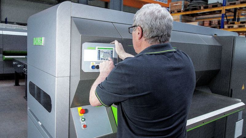 Am Expert Calculation System ruft der Richtmeister die Daten für das jeweils zu richtende Blech ab. Das Berechnungsmodul liefert umgehend die richtige Walzeneinstellung. Das macht es auch ungeübten Maschinenbedienern einfacher beste Ergebnisse zu erzielen. (Bild: Kohler)