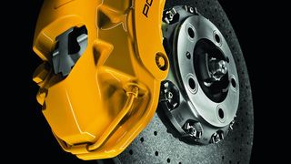 Die Carbon-Keramik-Bremsscheibe im Porsche Cayenne ist um 40% leichter als die Stahlbremsscheibe.  (Bild: SGL Group)