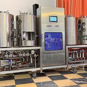 Die Jumo-Brauereianlage ist vollautomatisiert und kompakt in Skid-Bauweise aufgebaut – komplett aus Edelstahl. Die Ausstoßmenge liegt bei 100 Litern Kaltwürze. (Bild:  U. Drescher/VCG)