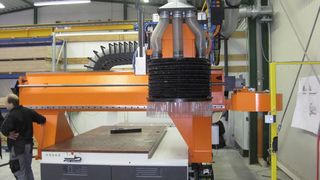 Das Bearbeitungszentrum für den Modell- und Formenbau eignet sich für die präzise Bearbeitung verschiedener Materialien. Insgesamt kommen vier robuste Energieketten zum Einsatz.  (Bild: Igus)