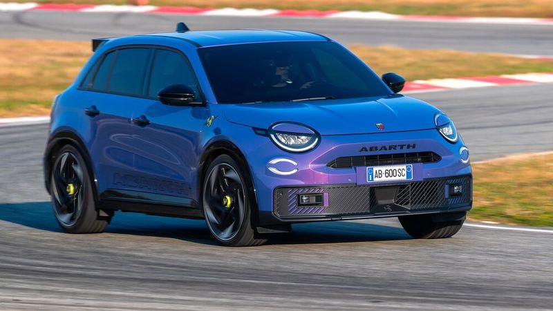 Eine Krawallkiste ist der Abarth 600-E nicht, denn hier sorgt ein E-Motor für den Vortrieb. (Bild: Abarth)