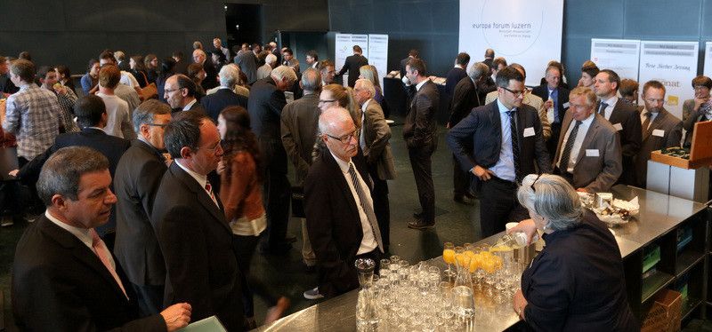 Die Voten der Redner gaben viel Gesprächsstoff unter den Besuchern. (Bild: Europa Forum Luzern)