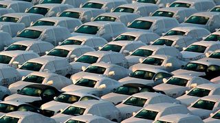 Auf Halde! Der deutschen Automobilbranche geht es immer noch nicht gut! Dieses Problem, so der Deutsche Industrie- und Handelskammertag (DIHK), bedroht bereits den Wirtschaftsstandort Deutschland, denn es zieht viele andere mit in den Strudel. (Bild: dpa)
