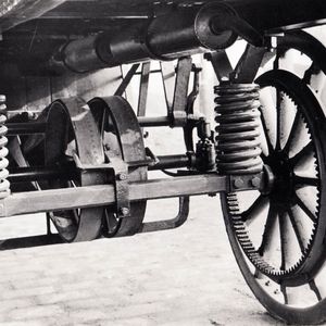 Bereits die erste Version von Daimlers Lkw besaß die heute noch vor allem in Baufahrzeugen üblichen Außenplanetenachsen. Dabei schickt das Riemengetriebe die Kraft des Motors auf eine quer (zur Längsachse des Wagens) montierte Welle, deren beide Enden mit einem Ritzel versehen sind.(Bild:  Daimler Truck AG)