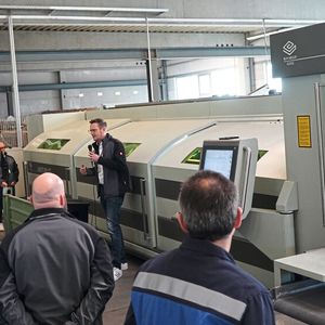 BLM-Deutschland-Geschäftsführer Andreas Köster präsentiert Besuchern des Roadshow-Termins seines Unternehmens am 9. und 10. Februar 2023 bei der Altec Aluminium-Technik GmbH in Mayen die speziell für die Verarbeitung von Aluminium ausgelegte Konfiguration des High-End-Rohrlasers LT7.(Bild:  BLM)