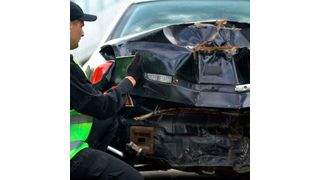 Ist das Fahrzeug nach einer Teilreparatur noch nutzbar, bestimmt der veranschlagte Restwert mit, wie viel Geld für diese Reparatur verwendet werden kann. (Bild: Adobe)