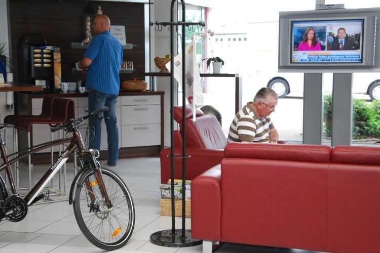 In Wartebereich können sich die Kunden mit Getränken versorgen oder relaxt Fernsehen schauen und Zeitung lesen. (Foto: Rubbel)