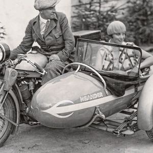 Ein Paar in einer Motoclub mit Neander-Beiwagen. Genauer gesagt das Ehepaar Kruck, deren Firma als Veredler eng mit Opel zusammenarbeitete.(Bild:  Opel Automobile GmbH)