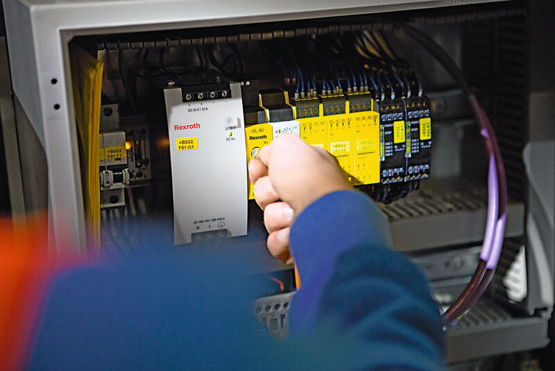 Die Sicherheitssteuerung Safelogic Compact im Schaltschrank während der Inbetriebnahme und Programmierung.  (Bosch Rexroth)