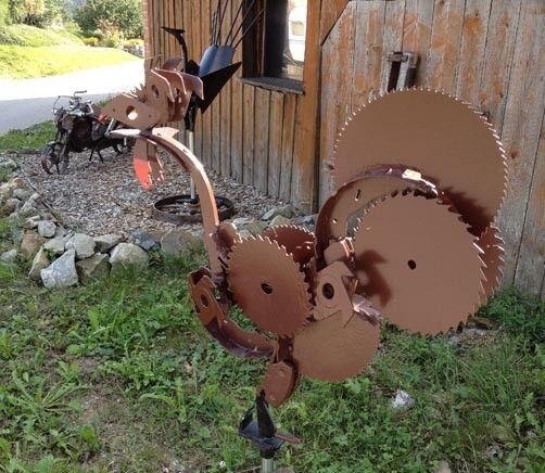 Un coq tranchant réalisé à partir de matériaux recyclés: fer, acier, fonte et inox. (Image: PPP)
