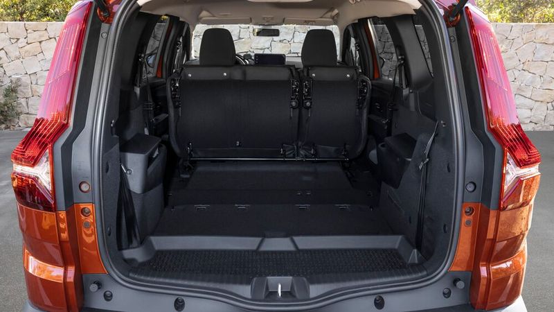 Das Platzangebot geht hinten wie vorne mehr als in Ordnung: Zwischen 607 und 1.819 Liter passen bei der Fünfsitzer-Variante rein. (Bild: Dacia)