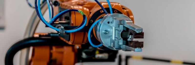 Jedes Gerät kann als Funktionsserver aufgefasst werden, das seine Dienste der es ansteuernden Instanz «über» ihn – der Cloud, der Edge – oder anderen Automatisierungsgeräten zur Verfügung stellt. Ein Roboter wird dadurch beispielsweise zum «Bewegungsserver», der nicht mehr wie heute für sich programmiert wird, sondern seine Bewegungsbefehle zentral aus der Edge bzw. Cloud als Service-Aufrufe erhält. (Bild:  gemeinfrei /  Pixabay)