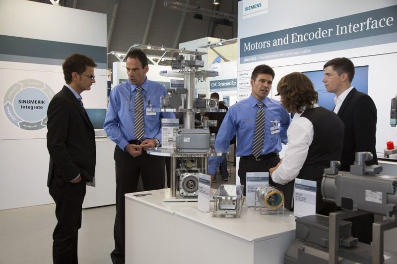 Mitarbeiter der Simens AG im Beratungsgespräch zu Kühlungs- und Belüftungssystemen. (Bild: Messe Stuttgart)