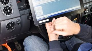 Mit dem HU-Adapter werden die elektronischen Sicherheitssysteme in Pkws geprüft. (Schweitzer)