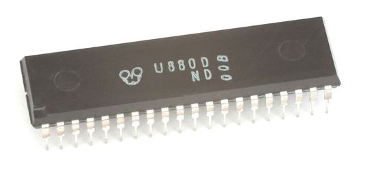 Beim vom VEB Mikroelektronik „Karl Marx“ Erfurt in der DDR gefertigten 8-Bit-Prozessor U880 handelte es sich um einen unlizenzierten, pinkompatiblen Klon des Zilog Z80. Der Chop kam unter anderem in den DDR-Heimcomputern der KC85/2, 3 und 4, dem KC/87 und diversen Schach- und Bürocomputern zum Einsatz.(Bild:  KL KME U880D /Appaloosa / CC BY-SA 3.0)