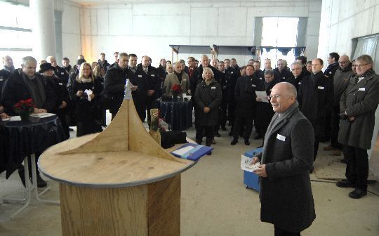 Jürgen Tauscher, Vorstandsvorsitzender Lueg AG, erklärt den Gästen das Konzept des neuen Standorts. (Archiv: Vogel Business Media)