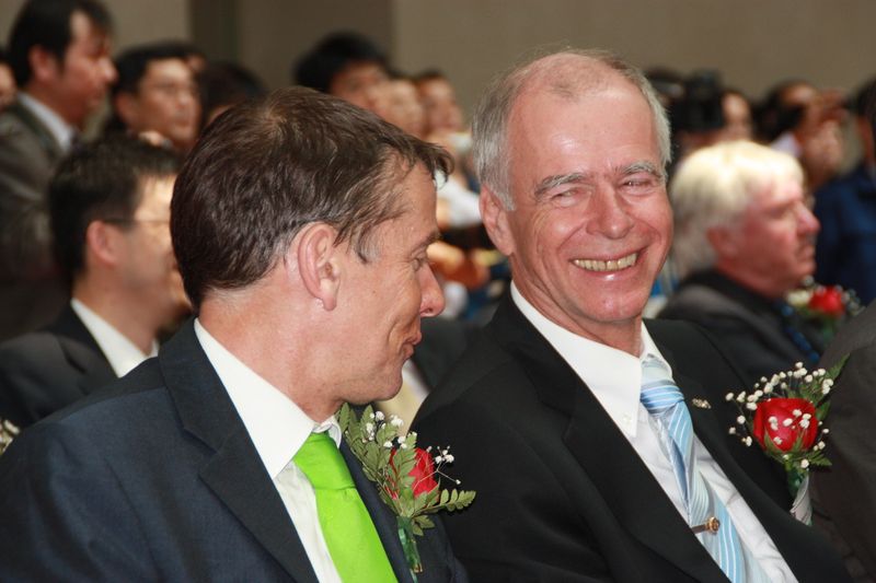 Die Veranstaltung ließ selbstverständlich genügend Raum zum Networking. Im Bild zu sehen ist beispielsweise Klaus Kilian, Director Marketing Communications Lurgi (links) im Gespräch mit Wolfgang Hansen, Marketingverantwortlicher bei GEA Wiegand. (Archiv: Vogel Business Media)