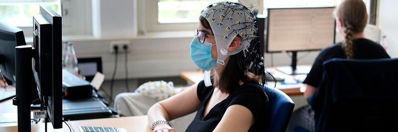 Probandin während einer EEG-Studie zum Programmverstehen.
