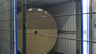 Hörmann Logistik realisierte als Generalunternehmer das weltweit größte automatische Hochregallager für Gipskarton- und Tesliner-Rollenware, das von Weig-Logistik betrieben wird — im Bild die automatische Lkw-Verladestation. Bild: Hörmann Logistik (Archiv: Vogel Business Media)