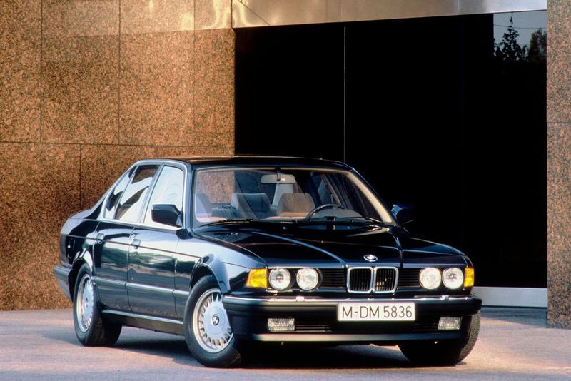 Auch optisch unterschied sich der Zwölfzylinder von den geringer motorisierten Varianten des 7ers. So hatte das Sechszylindermodell 730i einen deutlich kleineren Kühlergrill. (BMW)
