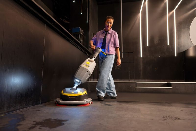 Akkubetriebene Scheuersaugmaschinen wie der K-Mop von Kärcher sind besonders ergonomisch in der Anwendung. (Bild: Kärcher)