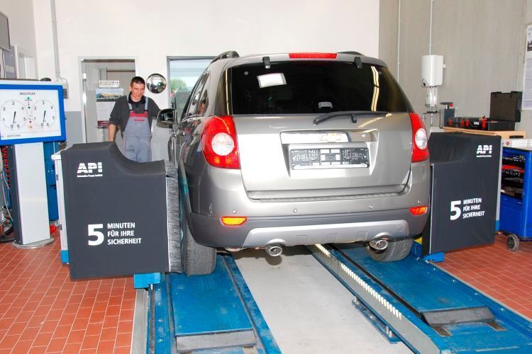 Kunden mit älteren Fahrzeugen bekommen eine kostenlose Achsvermessung. (Foto: Rubbel)