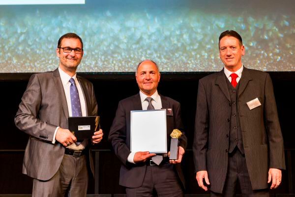 Norbert Hauser, VP Business Development bei Kontron, durfte sich stellvertretend für sein Unternehmen über den Award in der Kategorie Embedded freuen. (Fotograf/Copyright:Fotograf/Copyright: Stefan Bausewein/Vogel Business Media)