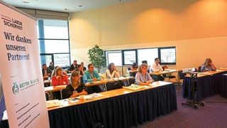 Wer nicht aus demselben Büro kam, saß beim Praxistag Laborsicherheit mit gebührendem Sicherheitsabstand zu den anderen Teilnehmern – eine von verschiedenen Hygienemaßnahmen gegen die Corona-Pandemie. (LABORPRAXIS, Krause)