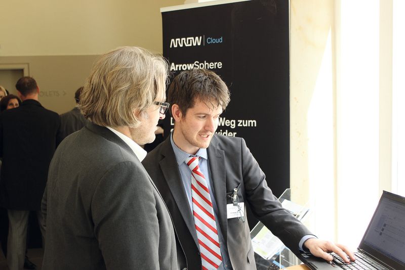 Christoph Kung (Arrow) am Stand von Arrow ECS im Gespräch mit einem Gast. (Bild: IT-BUSINESS)