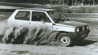 Vermutlich hatten nicht einmal die kühnsten Marketingverantwortlichen bei Fiat mit diesem Erfolg gerechnet: Die vor 40 Jahren erstmals vorgestelle Allradvariante des Panda verkaufte sich bis heute mehr als 800.000 Mal. (Bild: Stellantis)