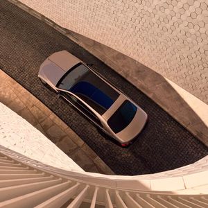 Das Auto wirkt noch mächtiger, als es die 5,50 Meter vermuten lassen, auf die sich die Luxuslimousine streckt.(Bild:  Mercedes)