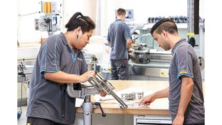 In den Lehrwerkstätten erwerben Auszubildende bereits früh praktische Erfahrungen und vertiefen ihr technisches Know-how. (Bild: Endress+Hauser)