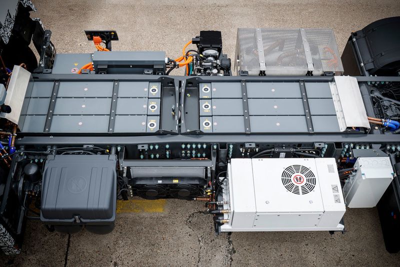 Die Energieversorgung erfolgt durch modular aufgebaute Pakete mit Lithium-Ionen-Batterien, die sich crashsicher innerhalb des Rahmens befinden. Die Basisbestückung mit 212 kWh Gesamtkapazität ermöglicht eine Reichweite von bis zu 200 km. (Daimler)