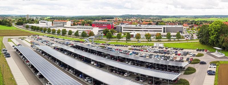 Die Mitarbeiterparkplätze sind mit Photovoltaikmodulen ausgerüstet. (Bausch+Ströbel)
