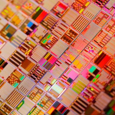 Richtungswechsel: Wie die Abkehr von PFAS in der Halbleiterfertigung und der Schritt in eine nachhaltige Chipherstellung gelingen kann, zeigt die trinationale Zusammenarbeit zwischen dem Fraunhofer ENAS, dem Paul Scherrer Institut PSI und Memsstar Limited, die auf die umweltverträgliche Gas-MacEtch-Technologie setzen (Bild: andreyarmyagov/Canva)