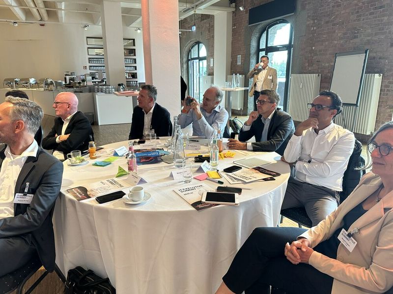 Die Teilnehmenden folgen interessiert seinem Plädoyer für einen Open-Source-Gedanken. (Bild: Vogel IT-Akademie)